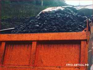 Кузов КАМАЗа полный угля