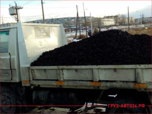 Маленький японский грузовик доставляет уголь в пригороде